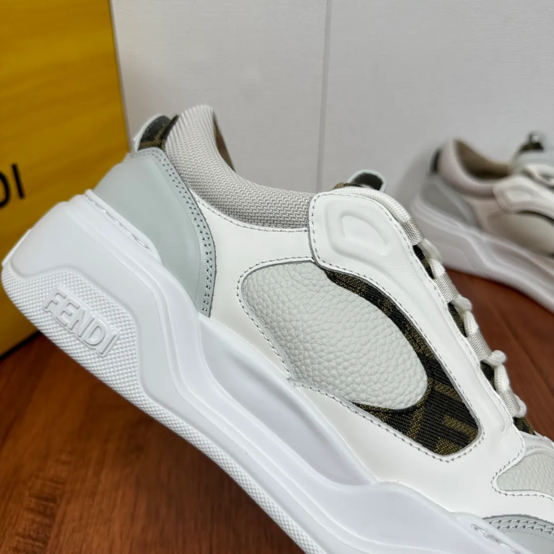 Batch 780 FENDI/FENDI Force men's sports shoes, new thick-soled lightweight lace-up low-top shoes at the counter, made of white full-grain leather and white and brown smooth leather, with padded elements. Brown FF jacquard and yellow technical fabric details. Lightweight, thick white sole with FF graphic details on the toe and heel. Main body of pebbled soft cowhide with Nappa calfskin. Contrasting color multiple composite splicing, extremely modern and youthful, webbing style lace-up hole design, multiple injection molded brand logo plastic modules on the toe, and embroidered FF logo on the side, heavy craftsmanship, full of details, super high quality control and fine workmanship! Full mesh breathable lining, ultra-light TPR foam rubber; molded outsole, lightweight and versatile, non-slip and wear-resistant! Comes with full packaging! Size: 39-40-41-42-43-44 Leather shoe size (can be customized, 38.45 cannot be returned or exchanged) Item number: 7E1728 Gray and white